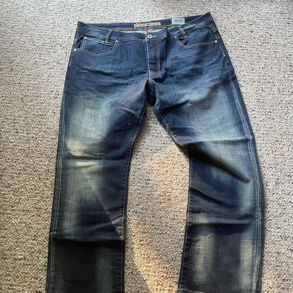 Men’s parasuco jeans in a medium rise and straight leg fit. Size = W42 and L34
